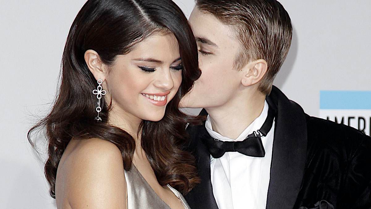 Justin Bieber utrzymuje sekretny kontakt z Seleną Gomez. Wyciekły ich wiadomości. O czym ze sobą piszą?