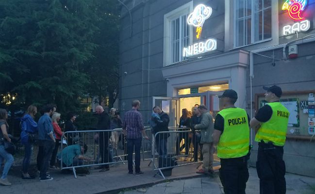 Allah-Las gra w Warszawie. Przed klubem policja, wzmożone kontrole i.... pustki