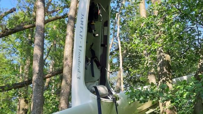 Pilotowi udało się bezpiecznie wyskoczyć z szybowca