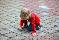 Dziewczynka pomalowała kredą chodnik, ochroniarz kazał jej go... zmywać. Matka w szoku