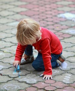 Dziewczynka pomalowała kredą chodnik, ochroniarz kazał jej go... zmywać. Matka w szoku