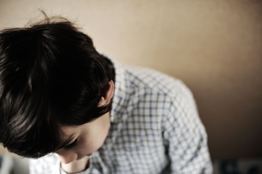 Smutny, zamyślony chłopiec 