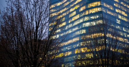 Średnie zarobki dyrektorów i managerów wzrosły do ponad 20 tys. zł