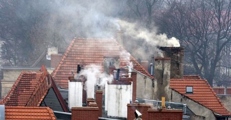 Kary za palenie w piecu. 5 tys. za spalenie mebli. Sprawdzają nawet popiół