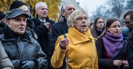 Małopolska kurator oświaty porównuje koronawirusa do "zarazy bolszewickiej" i zaleca modlitwę