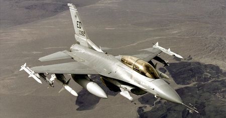 Mechanik przypadkowo zniszczył myśliwiec F-16. Błąd wart 30 mln dolarów