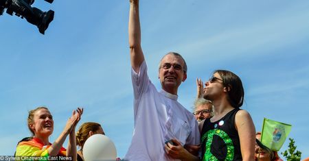 "Tęczowa msza" na Paradzie Równości. Marek Sawicki: skandaliczny happening