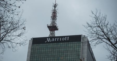 Marcin Banot na hotelu Marriott w Warszawie. Zobacz film ze wspinaczki
