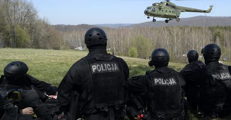 Policyjnym antyterrorystom granaty wypadły ze śmigłowca. "Nie dotykać ich"