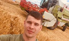 Szybowiec wylądował na polu. Syn sołtysa ruszył z pomocą