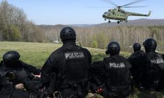 Policyjnym antyterrorystom granaty wypadły ze śmigłowca. "Nie dotykać ich"