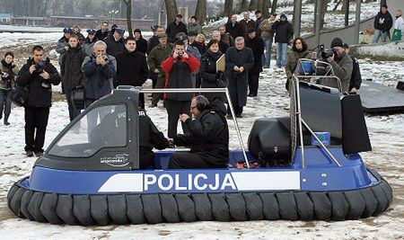 Awaria policyjnego poduszkowca podczas prezentacji