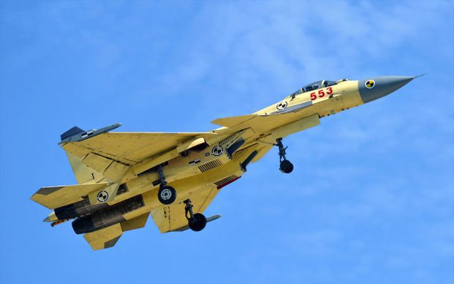 "Latający rekin", czyli chiński myśliwiec J-15 już w powietrzu. To może być postrach przestworzy