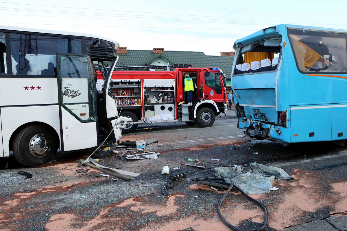 Rusiec. Zderzenie dwóch autokarów i samochodu, 12 osób rannych