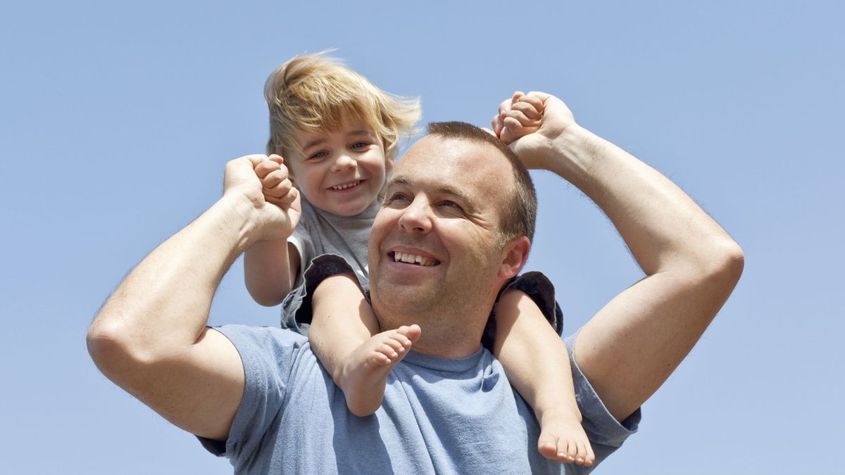 Mężczyźni coraz częściej korzystają z urlopów ojcowskich.