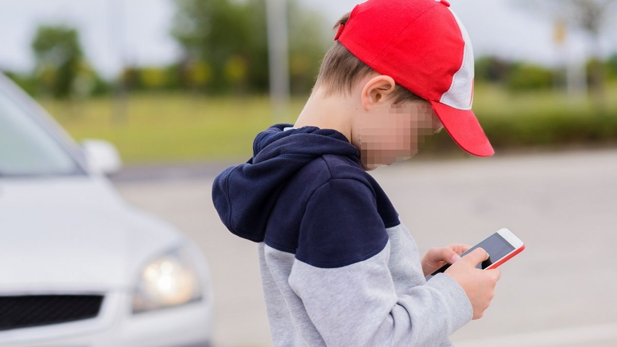 Coraz więcej dzieci cierpi z powodu tzw. zespołu szyi smartfonowej.