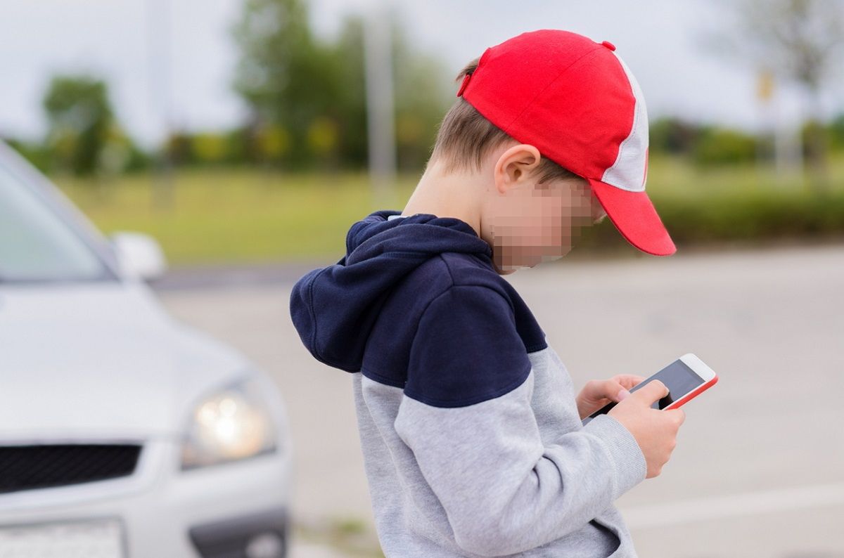 Coraz więcej dzieci cierpi z powodu tzw. zespołu szyi smartfonowej.