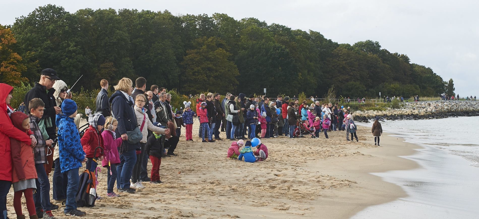 Wierni zebrani na plaży podczas Różańca do Granic