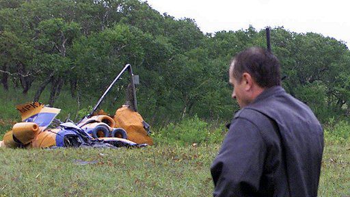 Wiceminister ds. Sytuacji Nadzwyczajnych Gienadij Korotkin przy szczątkach śmigłowca