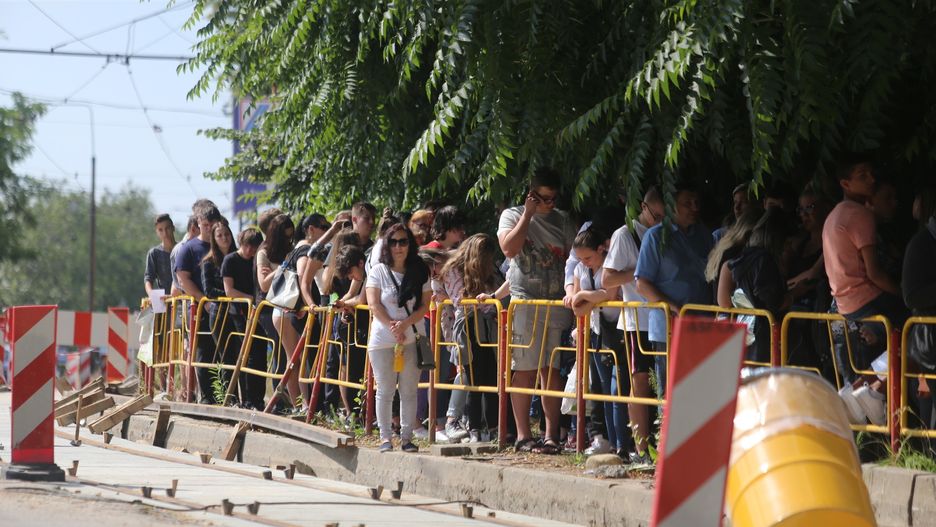 Rekrutacja do technikum. Olbrzymia kolejka uczniów do Ośrodka Medycyny Pracy w Sosnowcu