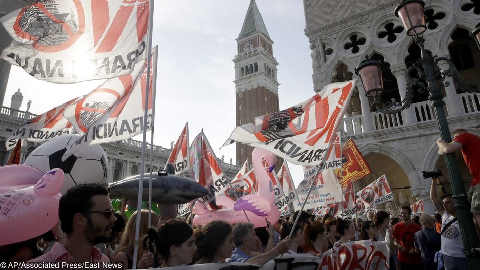 Protest przeciw wycieczkowcom wpływającym do Wenecji