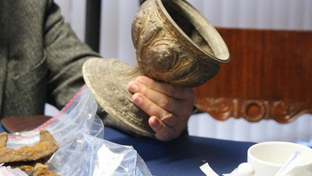 Rzymskie denary, ozdoby z epoki brązu, moneta z czasów piastowskich - to niektóre skarby zabezpieczone w mieszkaniu samozwańczego archeologa z Wągrowca