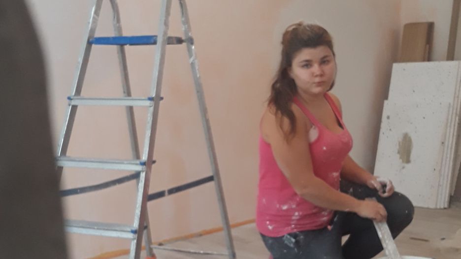 Znajomi przecierają oczy ze zdumienia, gdy widzą jak dziewczyna radzi sobie z remontowaniem mieszkań