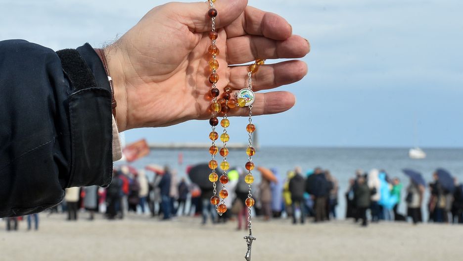 Dostałeś pocztą różaniec? Lepiej nie odpowiadać na ten gest.