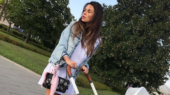 Natalia Siwiec na pierwszym spacerze z córką