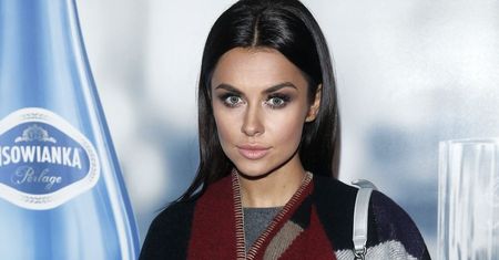 Natalia Siwiec w pelerynce Burberry. Gwiazda wróciła do naturalnego koloru włosów