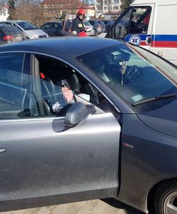2-latek zatrzasnął się w aucie. Szybka akcja straży