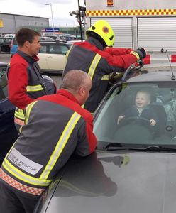 Dziecko zatrzasnęło się w aucie. Śmiało się do ratujących go strażaków