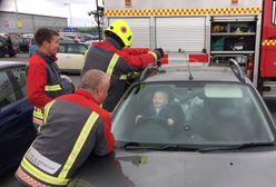 Dziecko zatrzasnęło się w aucie. Śmiało się do ratujących go strażaków