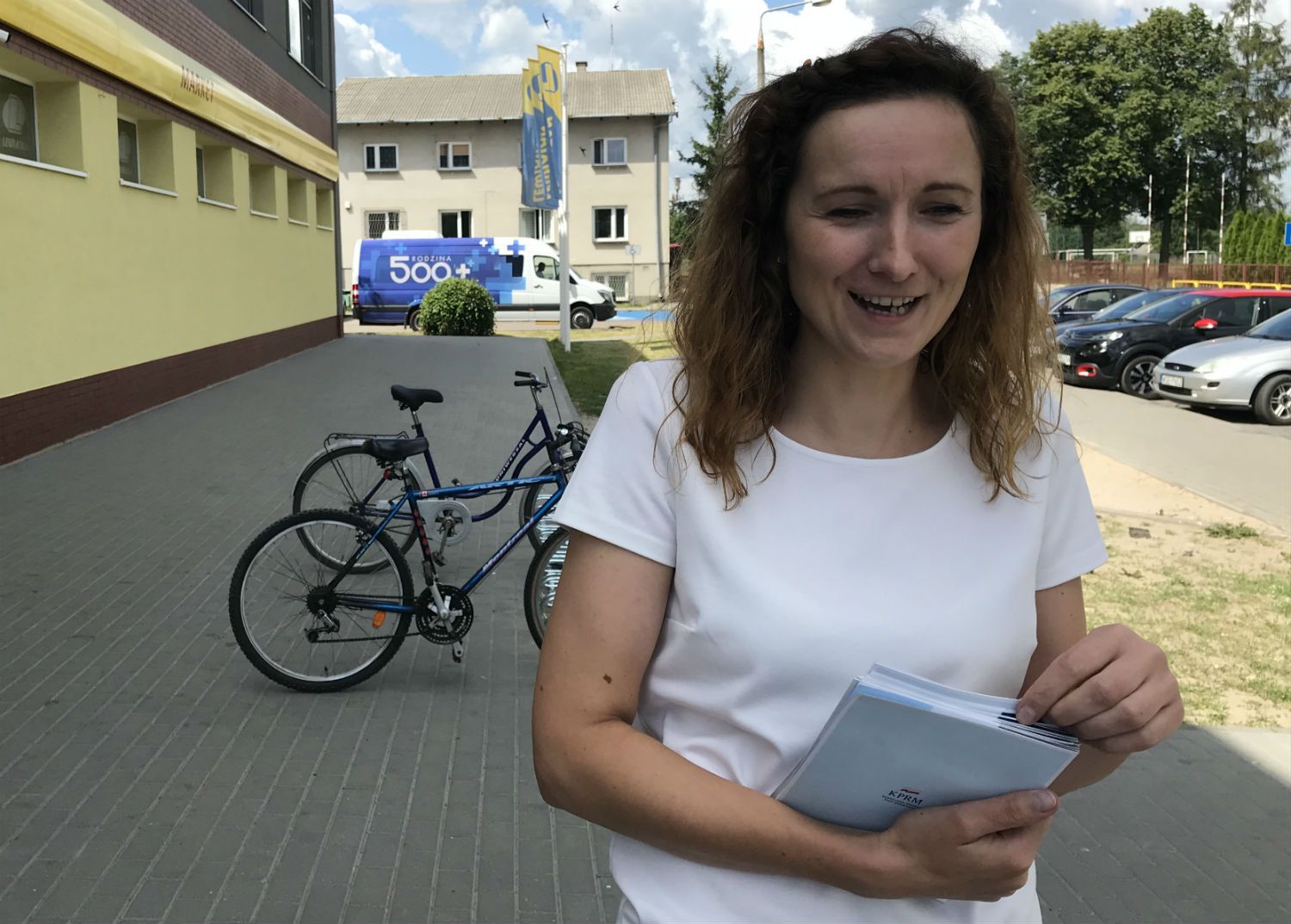 Właściciele sklepów Lewiatan, chętnie wpuszczają rządowego busa na swój teren. 