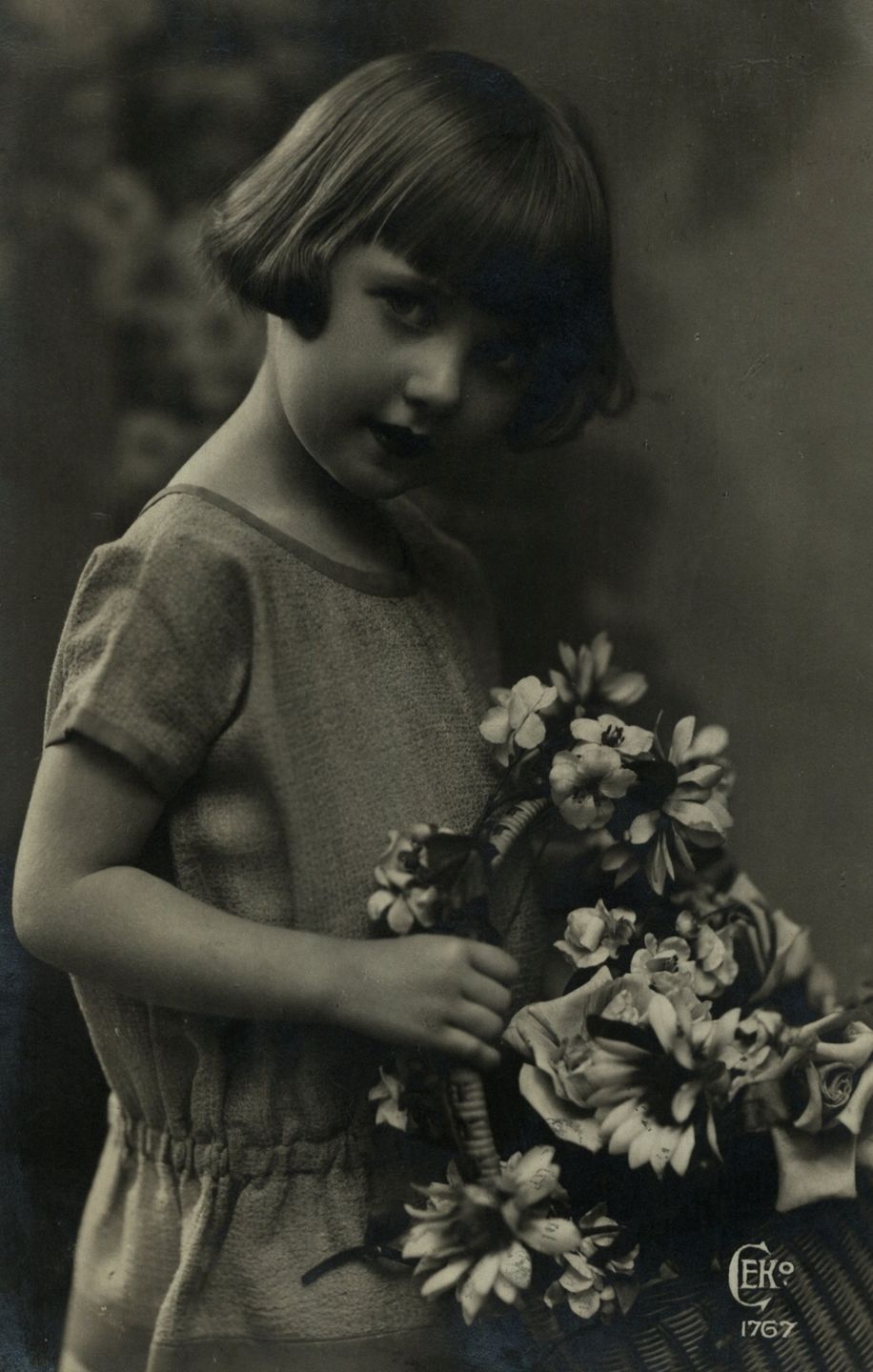 Portret anonimowej dziewczynki. Fotografia z dwudziestolecia międzywojennego (domena publiczna) 