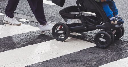 Opole. Auto uderzyło w kobietę prowadzącą wózek