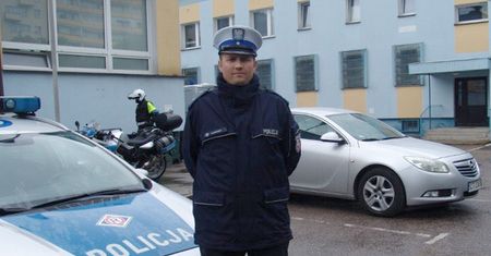 Policjant udziela wywiadu. Nagle podjeżdża matka z duszącym się dzieckiem