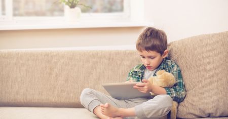 Dziecko w trakcie zabawy kupiło bilety lotniczne. Z karty rodziców zniknęło 6 tys. zł