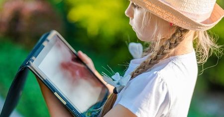 Smartfon lub tablet dla dziecka. Warto wcześniej przemyśleć zakup