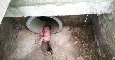 To prawdziwy cud. Uratowali noworodka wyrzuconego do kanalizacji i zostawionego na pewną śmierć