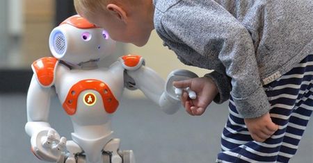 Naukowcy: dzieci są bardziej podatne na manipulacje robotów niż dorośli