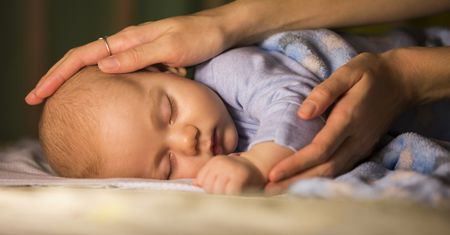 Wstają w nocy i sprawdzają co 10 minut, czy ich dziecko oddycha. Czego najbardziej boją się młode matki