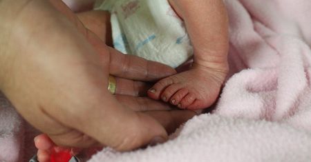 Po porodzie matka wyrzuciła ją do śmieci. Ocaloną dziewczynkę pokąsały mrówki