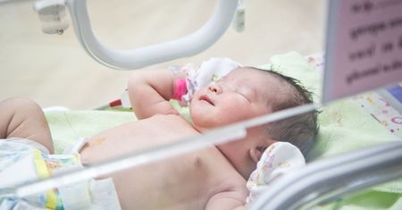 W sprawie noworodka z Białogardu sąd działał zbyt pochopnie? Prawnik obala argument antyszczepionkowców