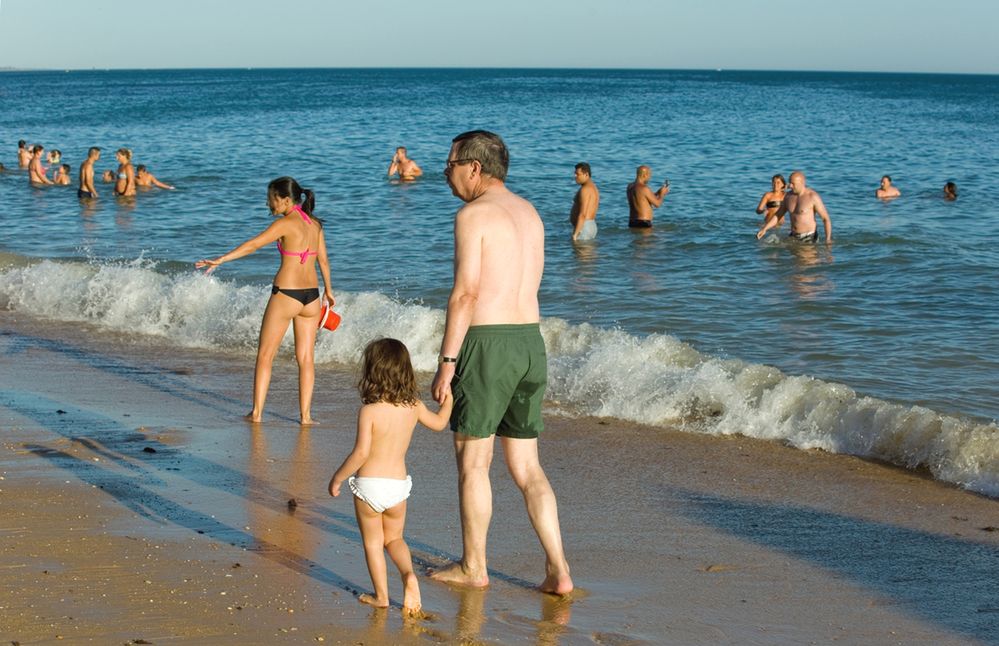 Nagie dzieci na plaży – czy istnieje granica wieku, której powinni trzymać się rodzice?