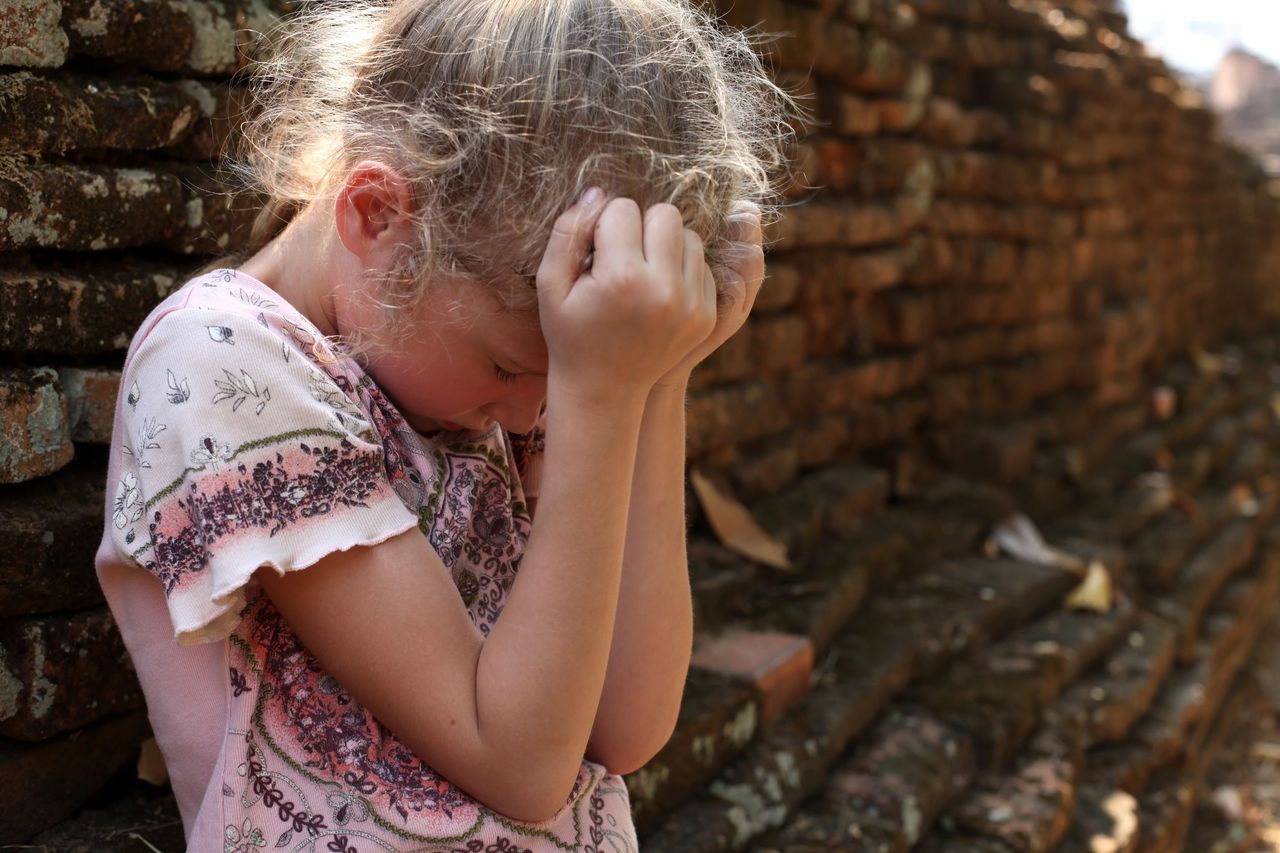 Ośmioletnia Emilia zwymiotowała ze stresu. Boi się wyjść z domu