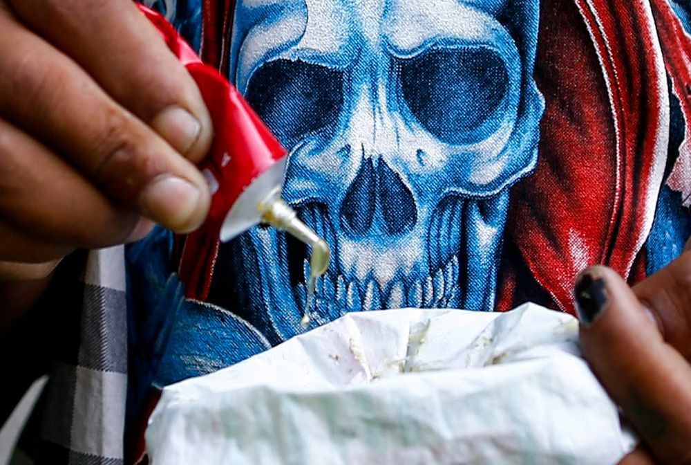 Działa jak narkotyk, a kosztuje grosze. Groźna plaga wsród dzieci