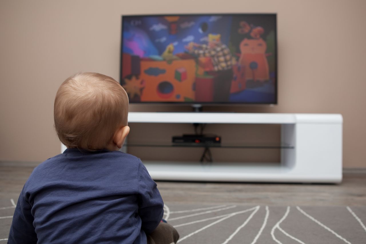 "Wyłączcie telewizor na dwa lata". Pedagog radzi rodzicom