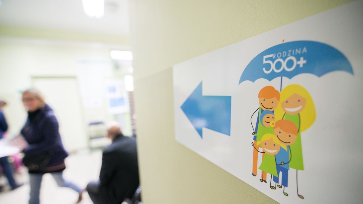 500 plus na pierwsze dziecko przysługuje rodzinom, których dochód na osobę nie przekracza 800 zł netto.