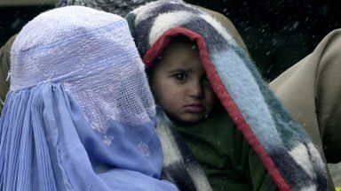 Afgańska kobieta z dzieckiem w obozie dla uchodźców w Kabulu